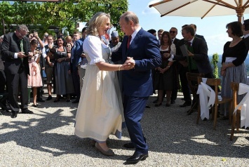 Ну и рожи! Танец Путина на свадьбе в Австрии жестко высмеяли в сети