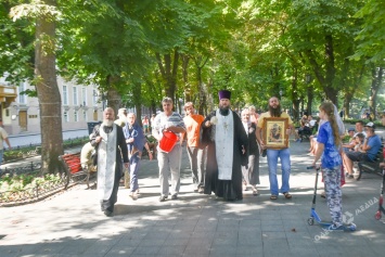 Священник УПЦ освятил центр Одессы после гей-парада