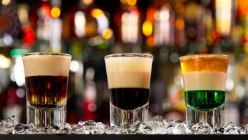 Ученые объяснили вред «коктейлей» из алкоголя и энергетиков