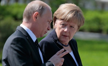 Долго беседовали наедине в парке: первые подробности встречи Путина и Меркель, на которой обсуждалась Украина