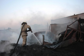 Ночью запорожские спасатели предотвратили взрыв на предприятии (фото)