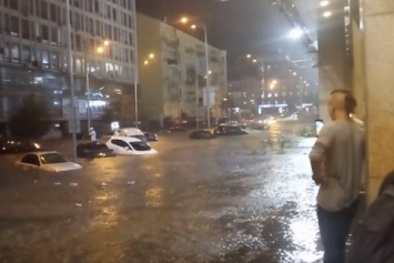Улицы Киева снова затопило после дождя