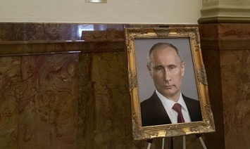 Американскую чиновницу наказали за портрет Путина в Капитолии