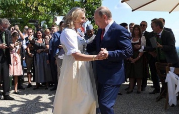Путин опоздал на свадьбу главы МИД Австрии, но станцевал с невестой