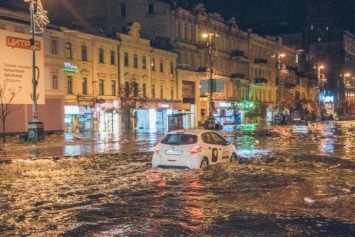 Воды по пояс: Киев снова затопило из-за мощного ливня (видео)