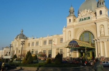 Возмущенные пассажиры установили палатки на львовском вокзале из-за скандала с «Укрзализныцей» (ФОТО)