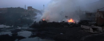 В Запорожье горел завод по переработке резины - видео
