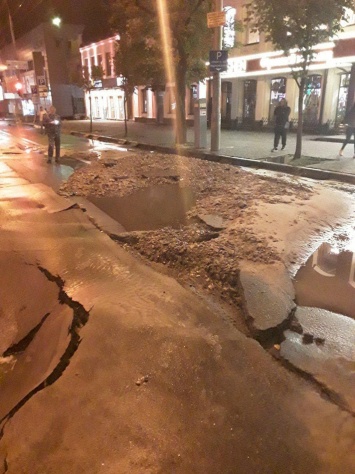 Годзилла прошлась: в Киеве из-за дождя целая улица ушла под землю