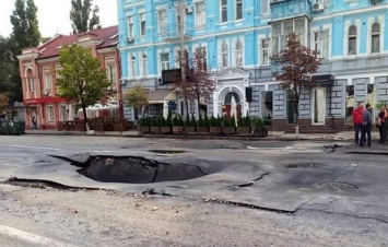 В центре Киева провалилась дорога