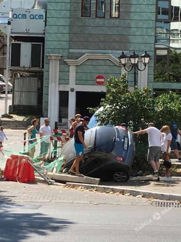Неудачная парковка в Одессе привела к падению автомобиля в яму