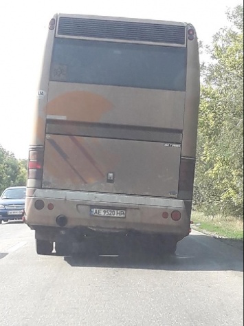 Неисправный автобус на трассе со знаком "Перевозка детей" возмутил пользователей соцсети (фото)