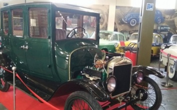 Маленьким жителям Запорожья показали грандиозную коллекцию ретро-автомобилей (ФОТО)