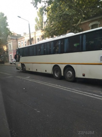 Столкновение легковушки и рейсового автобуса в Одессе