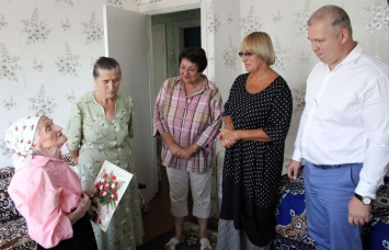 На Полтавщине поздравили долгожительницу и мать-героиню (фото)