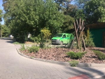 В Мелитополе сотрудники Приватбанка превратили зеленую зону в дорожное полотно (фото, видео)