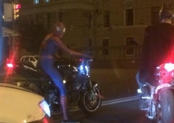Человек-паук и Бэтмен прокатились на мотоциклах по Воронежу