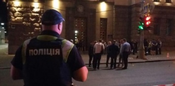 Возле здания горсовета Харькова произошла перестрелка, погиб полицейский (ФОТО)