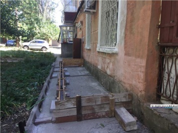 Жители дома по улице Парковой жалуются на строительство пристройки балкона