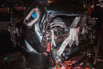 В Киеве Mercedes протаранил Lada Priora, семь человек получили серьезные травмы