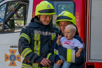 В Днепре пожарные устроили семейную фотосессию