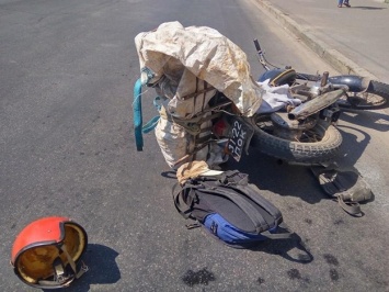 Фотофакт: на Зыгина неадекватный мотоциклист бросил свой мотоцикл посреди дороги и убижал