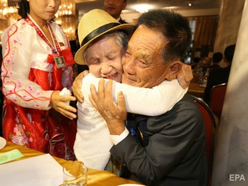 Встреча разделенных семей из КНДР и Южной Кореи. Мать увиделась с сыном впервые за 68 лет