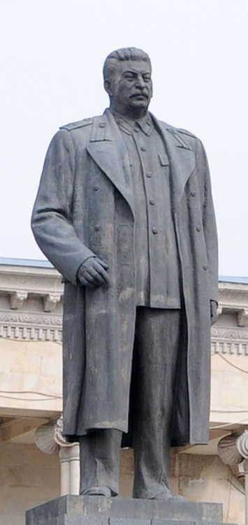 Крым хочет забрать демонтированный памятник Сталину из Грузии
