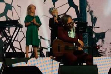 Илья Лагутенко спел лирическую балладу вместе с дочками