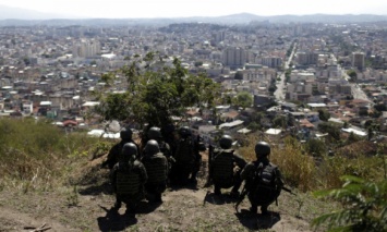 В Рио-де-Жанейро 12 человек погибли в результате операции солдат против наркобизнеса