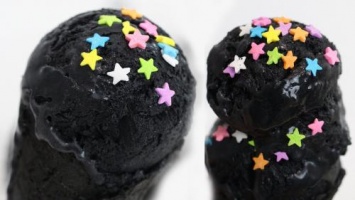 Ученые: Черное мороженое с активированным углем обеспечит долголетие