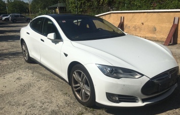 У украинца отобрали нерастаможенный электромобиль Tesla