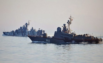 Заставляют сутками стоять перед Крымским мостом: Россия устроила беспредел в Азовском море, тревожные цифры