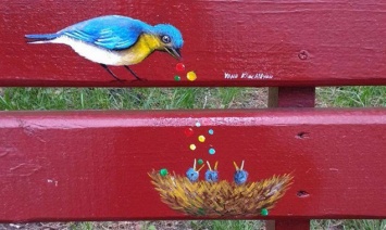 В парке Святошинского района художница рисует сказочные миниатюры на скамейках (фото)