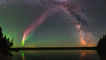 Физики не могут объяснить загадочные фиолетовые радуги в небе Арктики