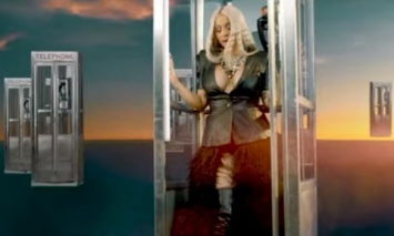Певица Карди Би в телефонной будке летает над океаном в клипе на песню Ring
