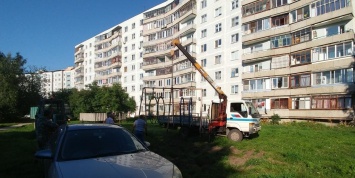 Новосибирский депутат спилил качели у детсада и установил в своем дачном поселке