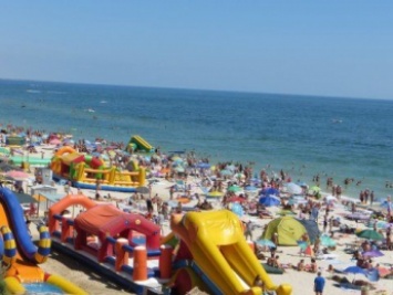 Несколько минут из жизни пляжа в Кирилловке. Отдыхающих "атакуют" продавцы всех "мастей" (видео)