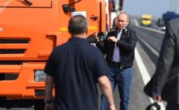 Медаль за строительство булочной: новую показуху Путина с Крымским мостом высмеяли в сети