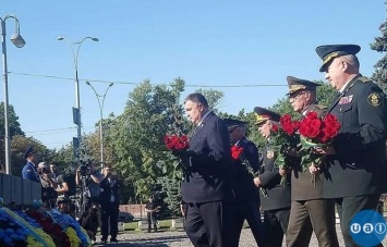 Аваков почтил память погибших правоохранителей