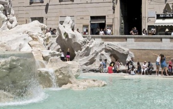 В Риме туристы искупались голышом в фонтане