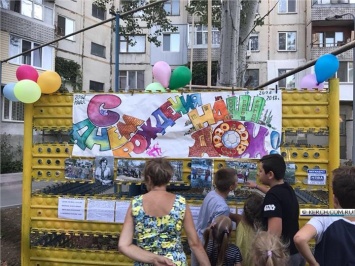 Жители керченской многоэтажки застольем и концертом отметили день рождения двора