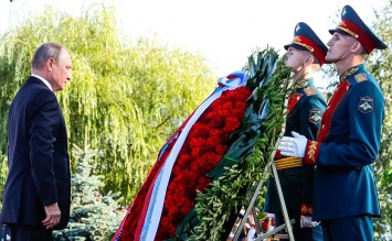 Владимир Путин почтил память экипажа подлодки «Курск», возложив цветы к монументу в честь подводников
