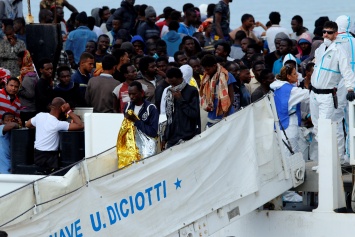Италия может приостановить взносы в ЕС, если ей не помогут с мигрантами
