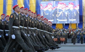 Дьявольщина какая-то: солдаты один за другим падают в обморок на параде в Киеве, кадры