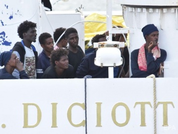 Африканские беженцы, которым власти Италии не разрешили сойти на берег, объявили голодовку