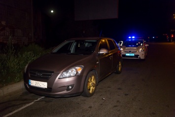 В Киеве на Оболони пьяный водитель предложил взятку полицейским, а угодил в наручники