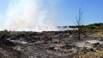 Возле Балаклеи тушат пожар на "дикой" мусорной свалке