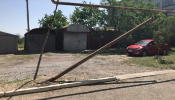 В Запорожской области легковушка снесла газовую опору