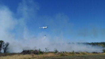В Балаклее - крупный пожар, спасатели задействовали вертолет (фото)