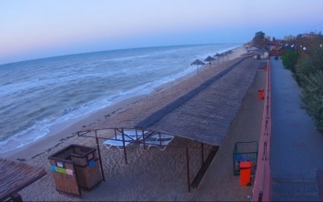 На популярном курорте исчез пляж (ФОТО)